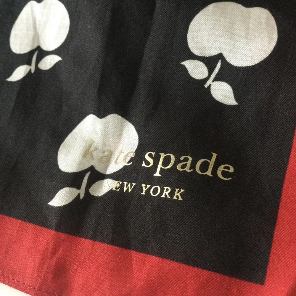 KATE SPADE APPLE TOSS SCARF BANDANA RED BLACK WHITE ‘NEW YORK’ NWOT